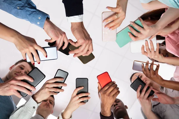 Grupa Osób Stojących Kręgu Pomocą Smartfona — Zdjęcie stockowe