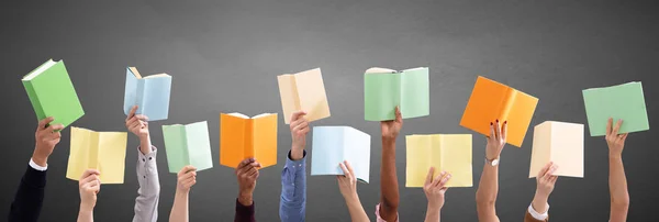 Vista Panorámica Mano Gente Sosteniendo Libros Coloridos Fondo Gris —  Fotos de Stock