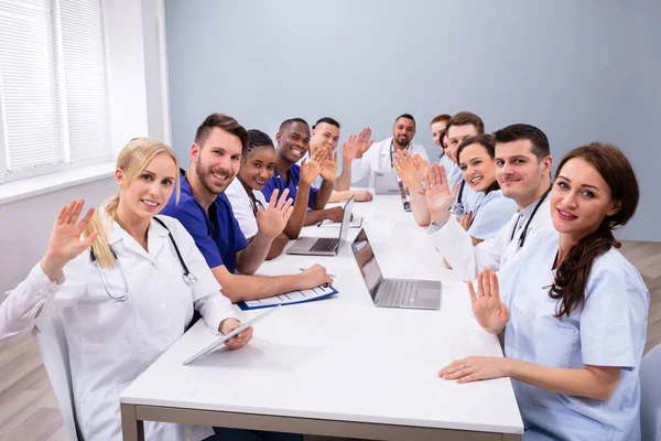 Grupa Szczęśliwych Lekarzy Machając Rękami Konferencji Medycznej — Zdjęcie stockowe