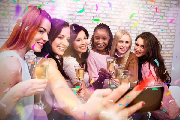 シャンパンとスマートフォンを持つ幸せな女性は夜のクラブで自己撮影 — ストック写真
