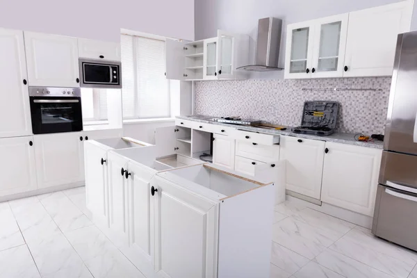 Beyaz Temiz Modüler Mutfakta Ahşap Dolap Montajı — Stok fotoğraf