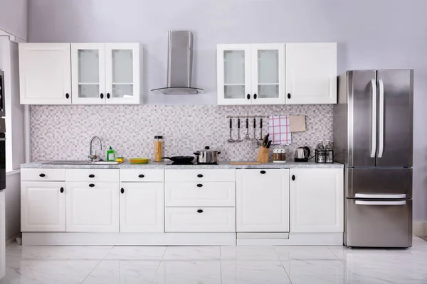 Interior Cozinha Limpa Branca Moderna Com Forno Refrigerador Microondas — Fotografia de Stock