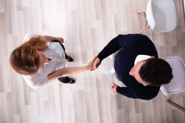 Ofiste ortağı Ile el sallama mutlu Işadamı yan görünümü