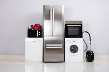 Yeni Evde Gri Duvara Karşı Zeminde Ev Elektronik Aletleri Yakın Çekim