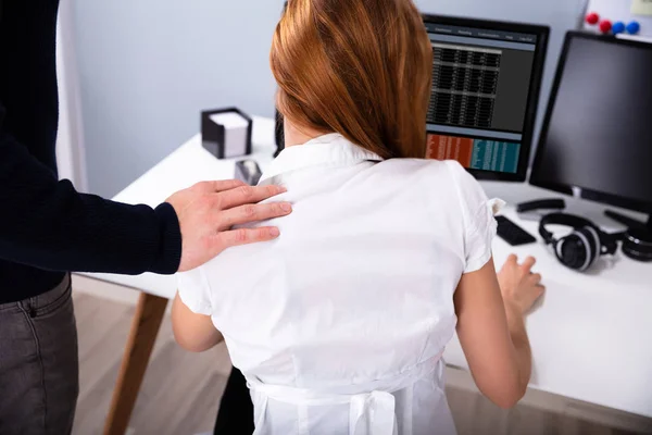 ビジネスマンの性的嫌がらせ女性の同僚彼女の肩に触れることによって — ストック写真