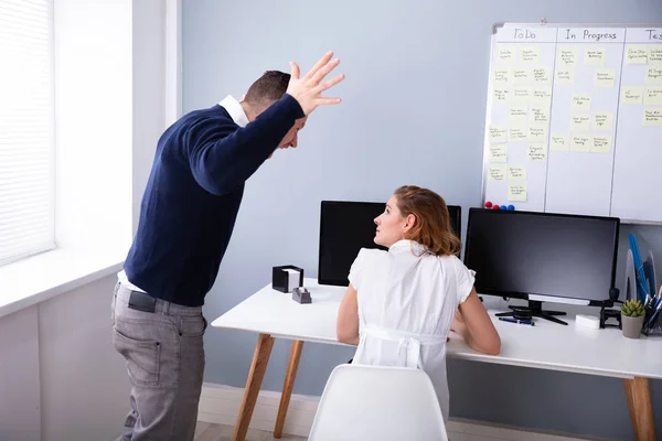 Empresário Irritado Gritando Executivo Feminino Escritório — Fotografia de Stock