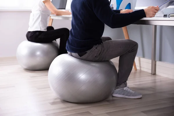 Två Företagare Som Arbetar Computer Office Sitter Fitness Ball — Stockfoto