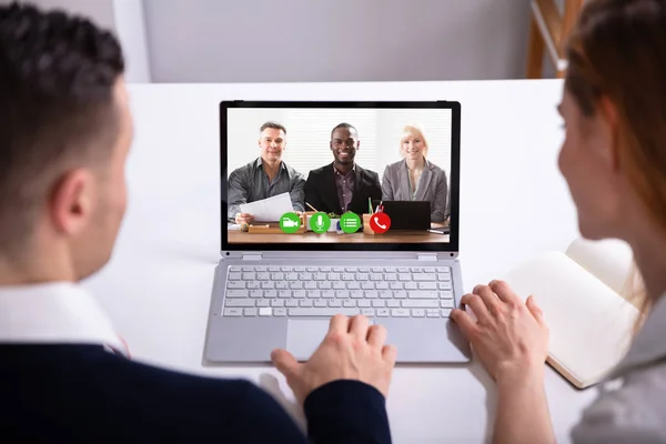 Beyaz Masa Üzerinde Laptop Onların Meslektaşları Ile Adamları Video Konferans — Stok fotoğraf