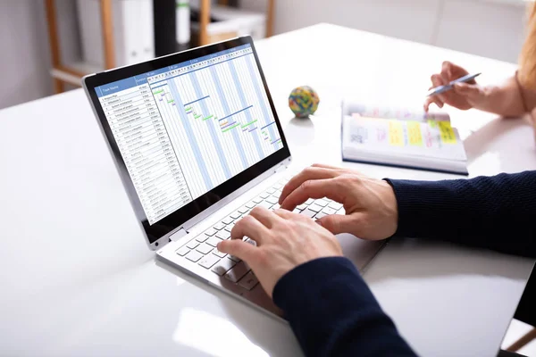 Handen Van Zakenman Werken Gantt Diagram Laptop Bureau Werkplek — Stockfoto