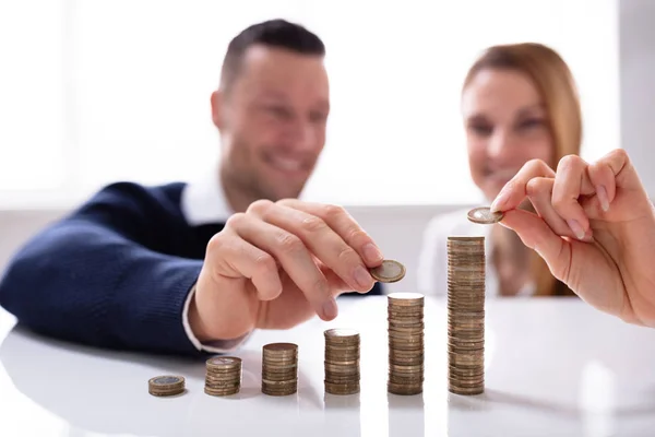 Monedas Apilamiento Mano Pareja Sobre Escritorio Blanco Oficina —  Fotos de Stock