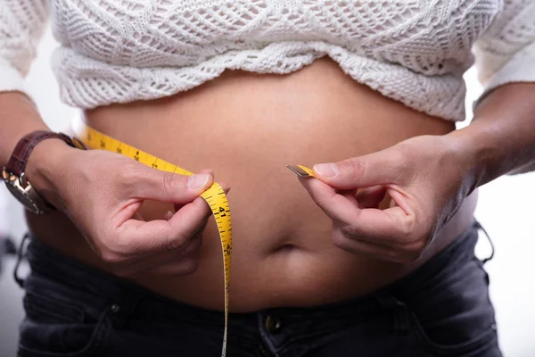 Midsection Woman Measuring Her Belly Yellow Measuring Tape Dalam Bahasa — Stok Foto