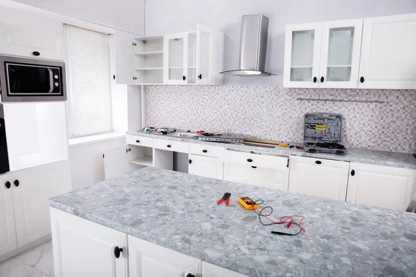 ツールを使用したキッチンの電気キッチン誘導セラミックコンロのクローズアップ — ストック写真