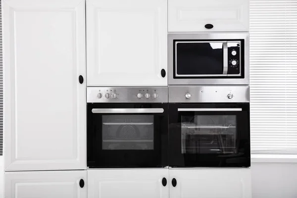 Cozinha Luxo Moderna Com Fornos Elétricos Construídos Armário — Fotografia de Stock