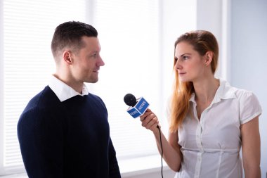 Ofis Genç Işadamı Için soru soran haber muhabiri