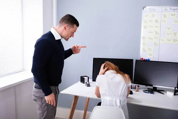 Arg Affärs Man Skriker Kvinnliga Verk Ställande Office — Stockfoto