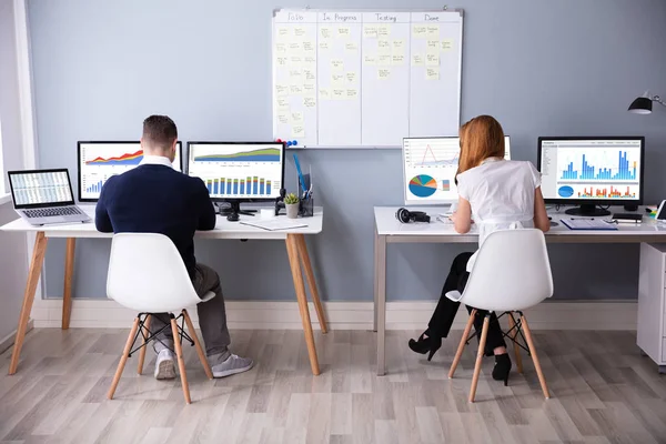 Achteraanzicht Zakenman Zakenvrouw Zittend Stoel Met Computer Werkplek — Stockfoto