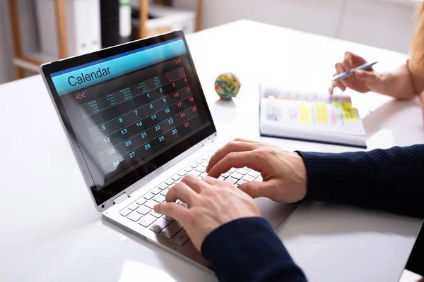 Close Mão Empresário Usando Laptop Com Calendário Sobre Mesa Branca — Fotografia de Stock