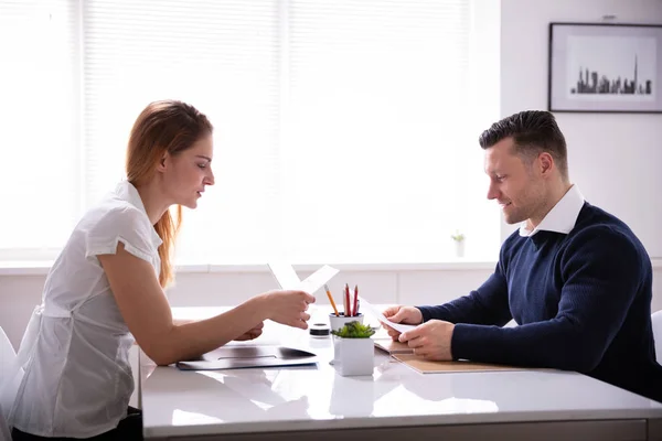 Zijaanzicht Van Male Interviewer Kijken Naar Document Van Vrouwelijke Kandidaat — Stockfoto