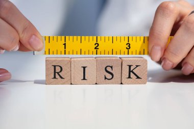 Sarı Ölçüm Bandı ile Risk Bloklarını Ölçme De bir İş Kadınının Elinin Yakın Çekim