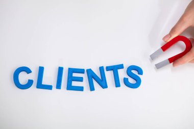 İşadamı Beyaz Arka Plan Üzerinde Horseshoe Mıknatıs ile Mavi Müşteriler Metin Çekme