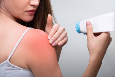 Omzuna El Kremi Uygulayan Genç Kadının Yakın Çekim