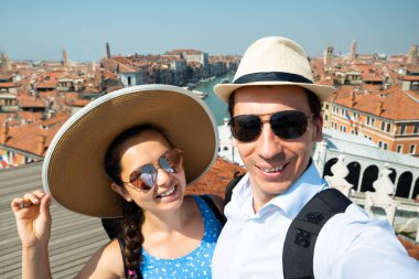 Rialto Köprüsü Yakınlarında Selfie Çeken Çift, Venedik, İtalya