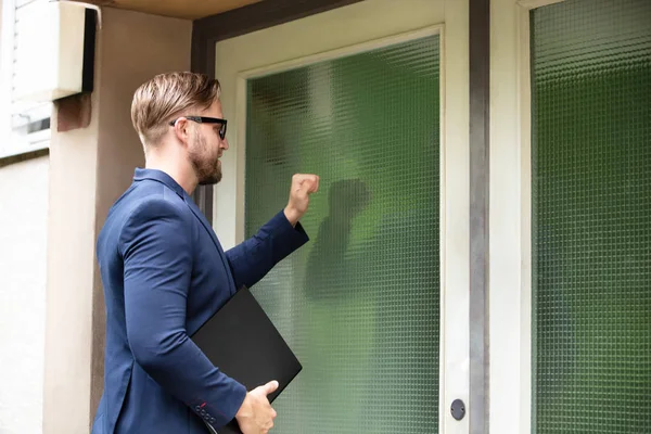Mann Steht Eingang Des Hauses Und Klopft Die Tür — Stockfoto