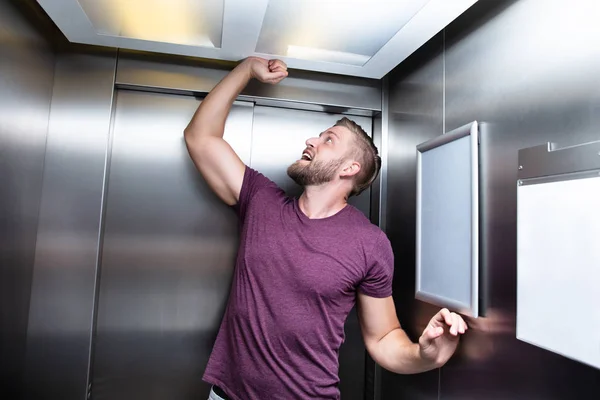 Man Lijdt Aan Claustrofobie Gevangen Lift Schreeuwen — Stockfoto