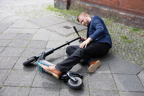 Ung Man Olycka Med Elektrisk Skoter Gatan — Stockfoto