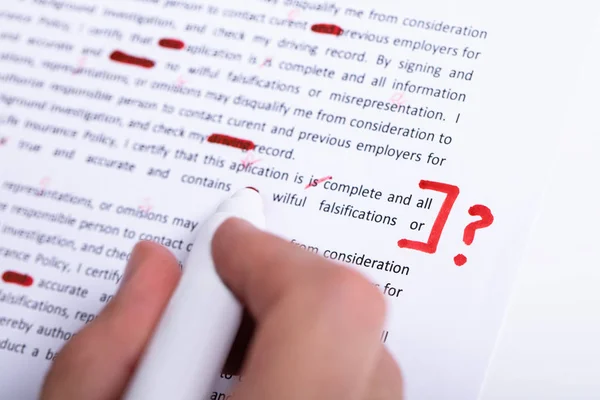 Menselijke Hand Vasthouden Rode Marker Tijdens Het Spellchecking Tekst Met — Stockfoto