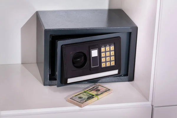 Primer Plano Del Paquete Billetes Delante Caja Seguridad Con Cerradura — Foto de Stock