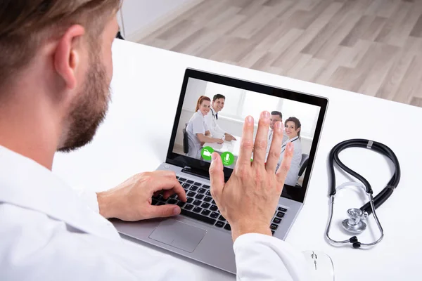 Doutor Tendo Videoconferência Laptop Com Colegas — Fotografia de Stock
