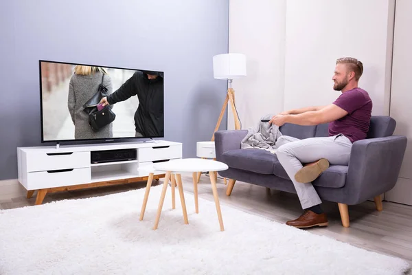 Hombre Sentado Sofá Con Control Remoto Mano — Foto de Stock