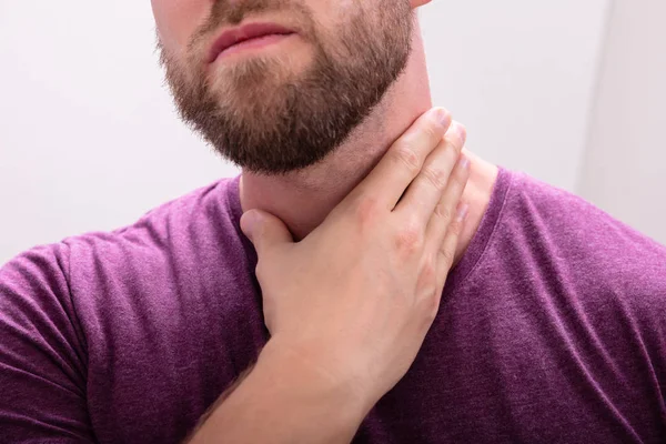 一个胡子男子触摸他的喉咙痛的特写 — 图库照片