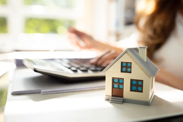 Empresário Calculando Fatura Frente Modelo Casa Sobre Mesa — Fotografia de Stock