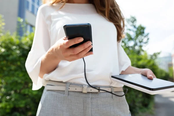 Zbliżenie Kobieta Trzyma Zdejmowany Telefon Zewnętrzny Pobicie — Zdjęcie stockowe