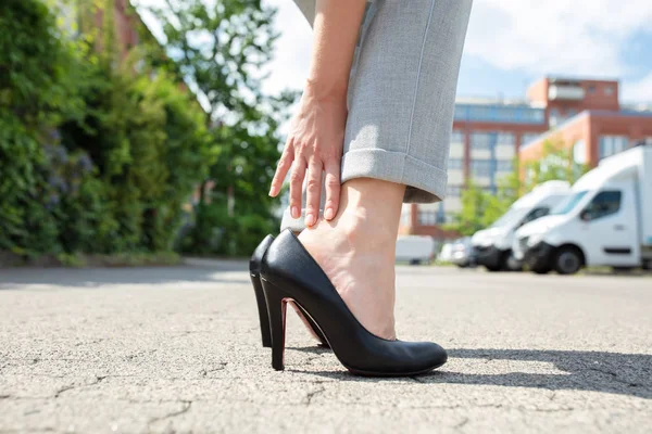 Donna Che Rimuove Tacchi Alti Toccandosi Caviglia — Foto Stock