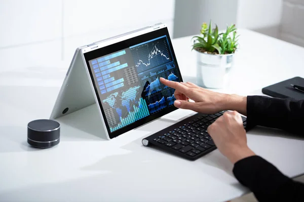 Close Businesswoman Analisis Grafik Laptop Tempat Kerja Kantor — Stok Foto