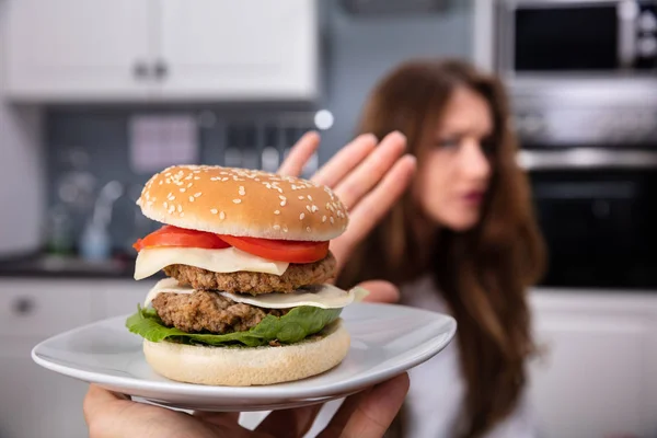 Mladá Žena Odmítá Nezdravý Burger Desce Doma — Stock fotografie