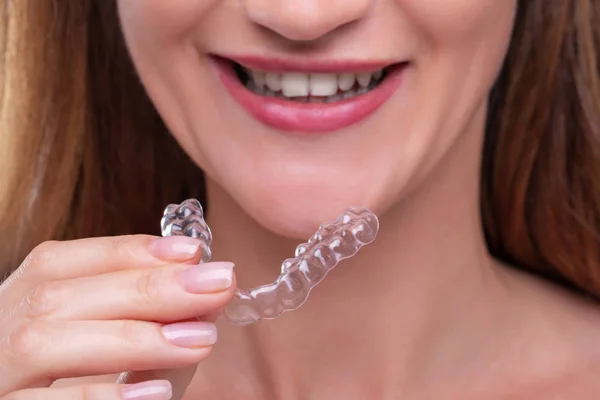 Close Mão Uma Mulher Colocando Alinhador Transparente Nos Dentes — Fotografia de Stock