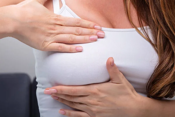Close Mão Mulher Pressionando Seu Peito — Fotografia de Stock