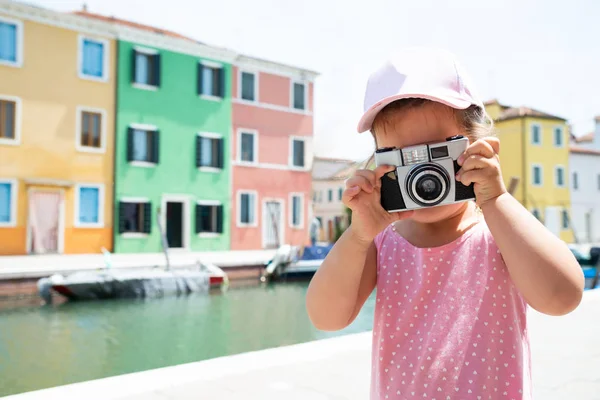 Menina Tirando Uma Foto Câmera Com Casas Coloridas Fundo Ilha — Fotografia de Stock