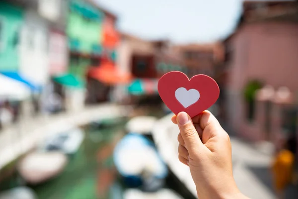 Close Turista Segurando Forma Coração Vermelho Contra Casas Desfocadas Veneza — Fotografia de Stock