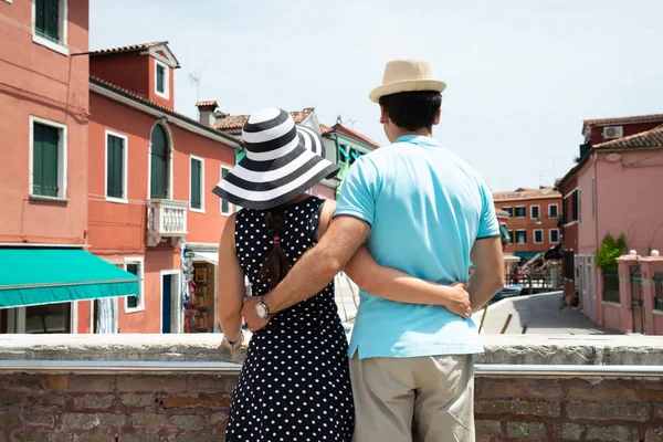Casal Turistas Juntos Com Braços Torno Cintura Olhando Para Veneza — Fotografia de Stock