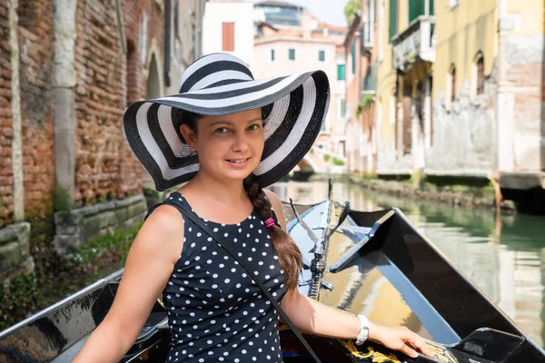 Portrait Une Jeune Femme Heureuse Portant Chapeau Jouissant Promenade Gondole — Photo