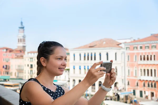 欢快的年轻女子点击照片在威尼斯的手机 — 图库照片