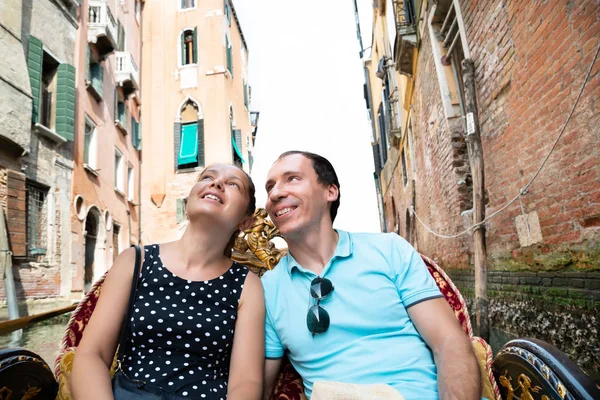 Young Couple Riding Gondola Венеция Италия — стоковое фото