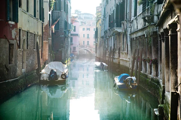 Edificios Históricos Cerca Del Canal Estrecho Venecia Italia — Foto de Stock