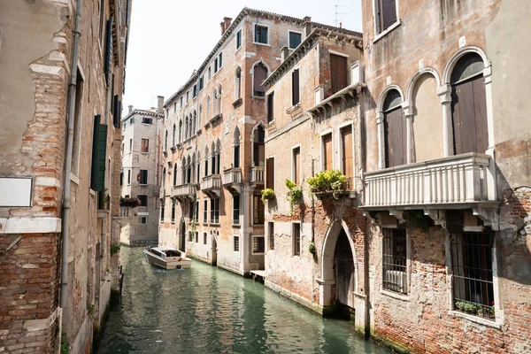 Edificios Históricos Cerca Del Canal Estrecho Venecia Italia — Foto de Stock