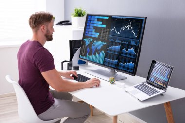 İşyerinde ofiste dizüstü bilgisayarda grafik analiz işadamı Close-up